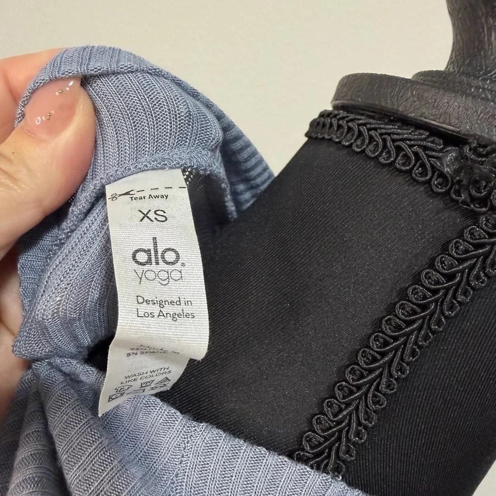 🔥SALE🔥ALO Yoga Ribbed Thrill Seaker shrug - Light Blue